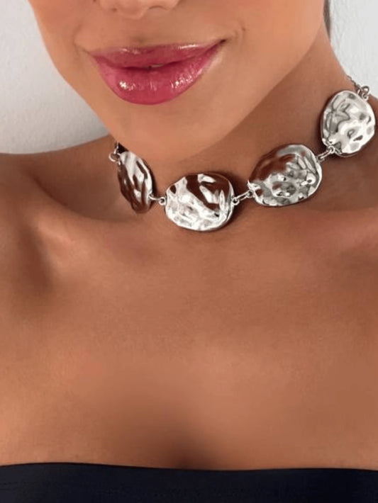 colar choker martelado cor prata