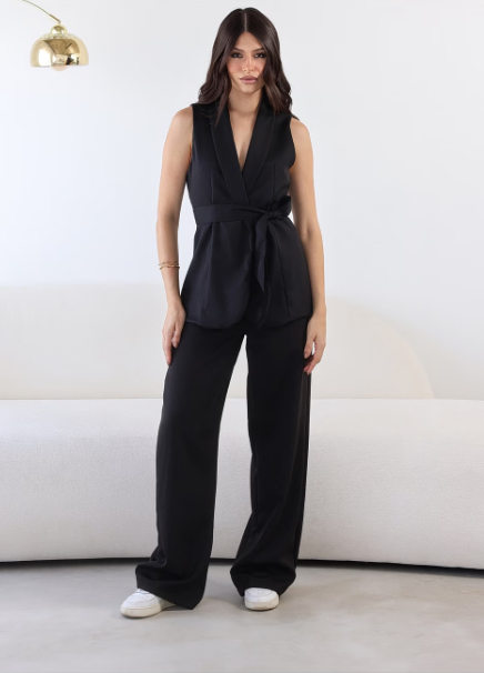 Conjunto em Alfaiataria Colete em V com Faixa + Calça Modelagem Reta Monique Preto