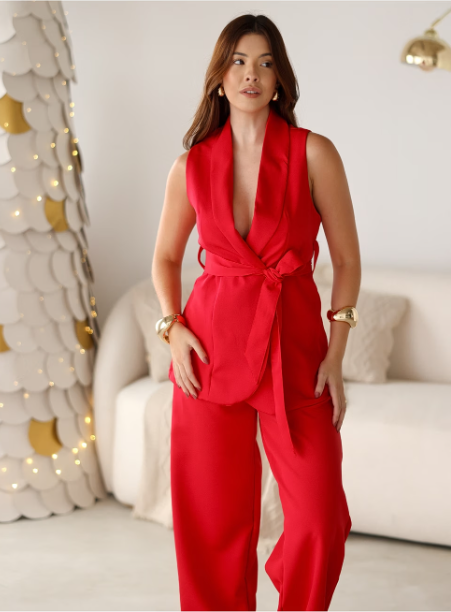 Conjunto em Alfaiataria Colete em V com Faixa + Calça Modelagem Reta Monique Preto